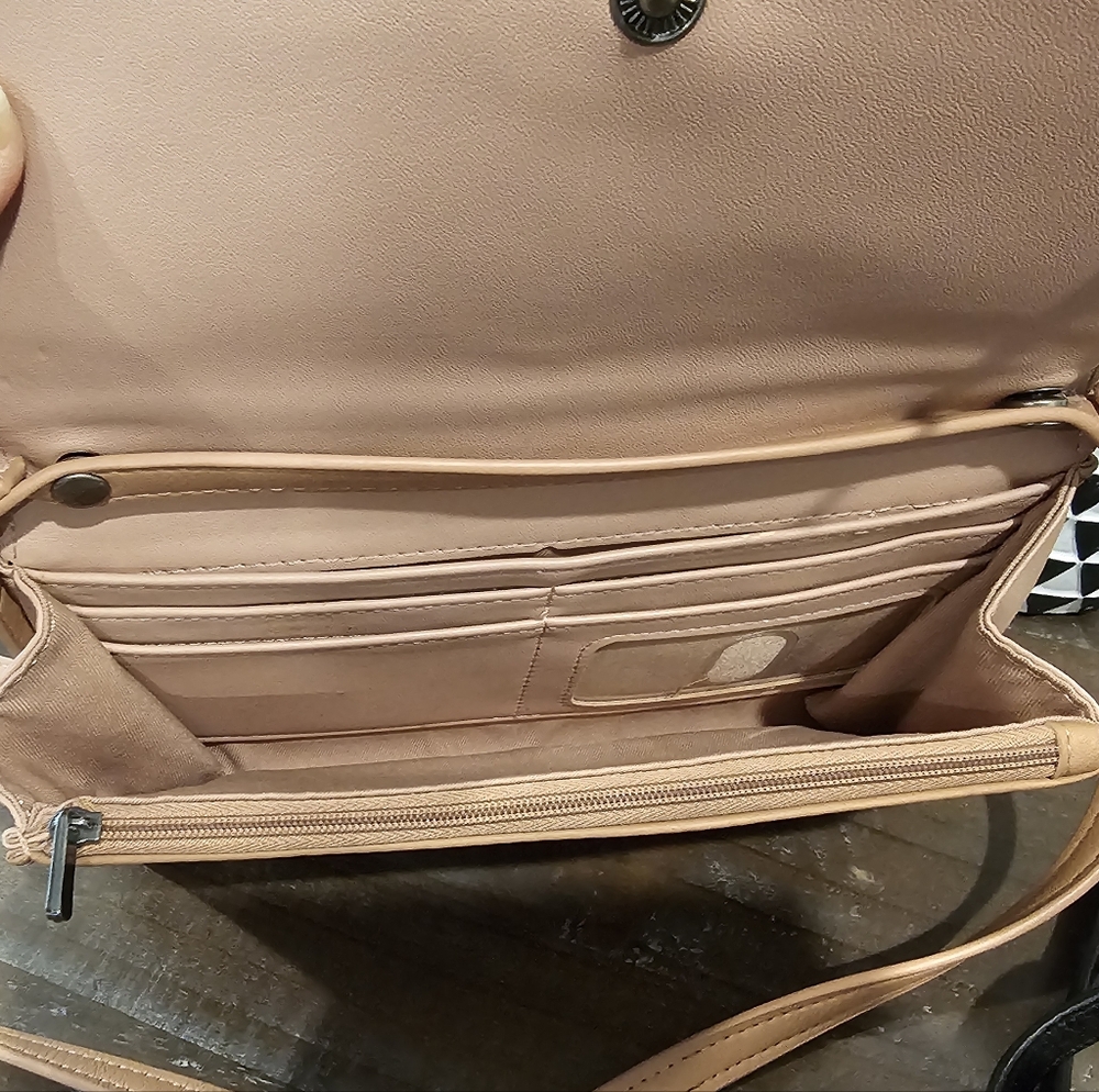 Universal Thread Crossbody Wallets - image 4